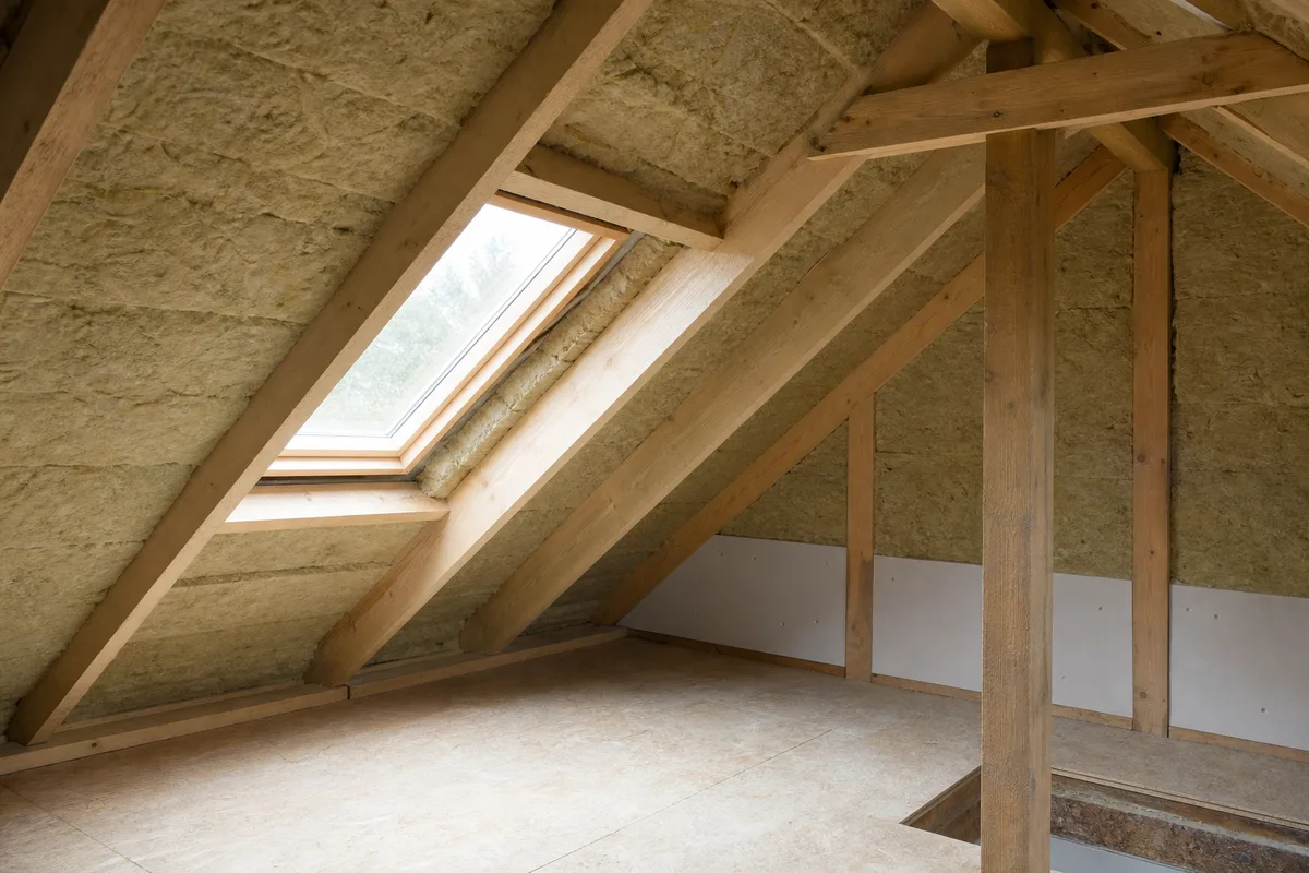 Condensation dans les combles isolés : causes et solutions